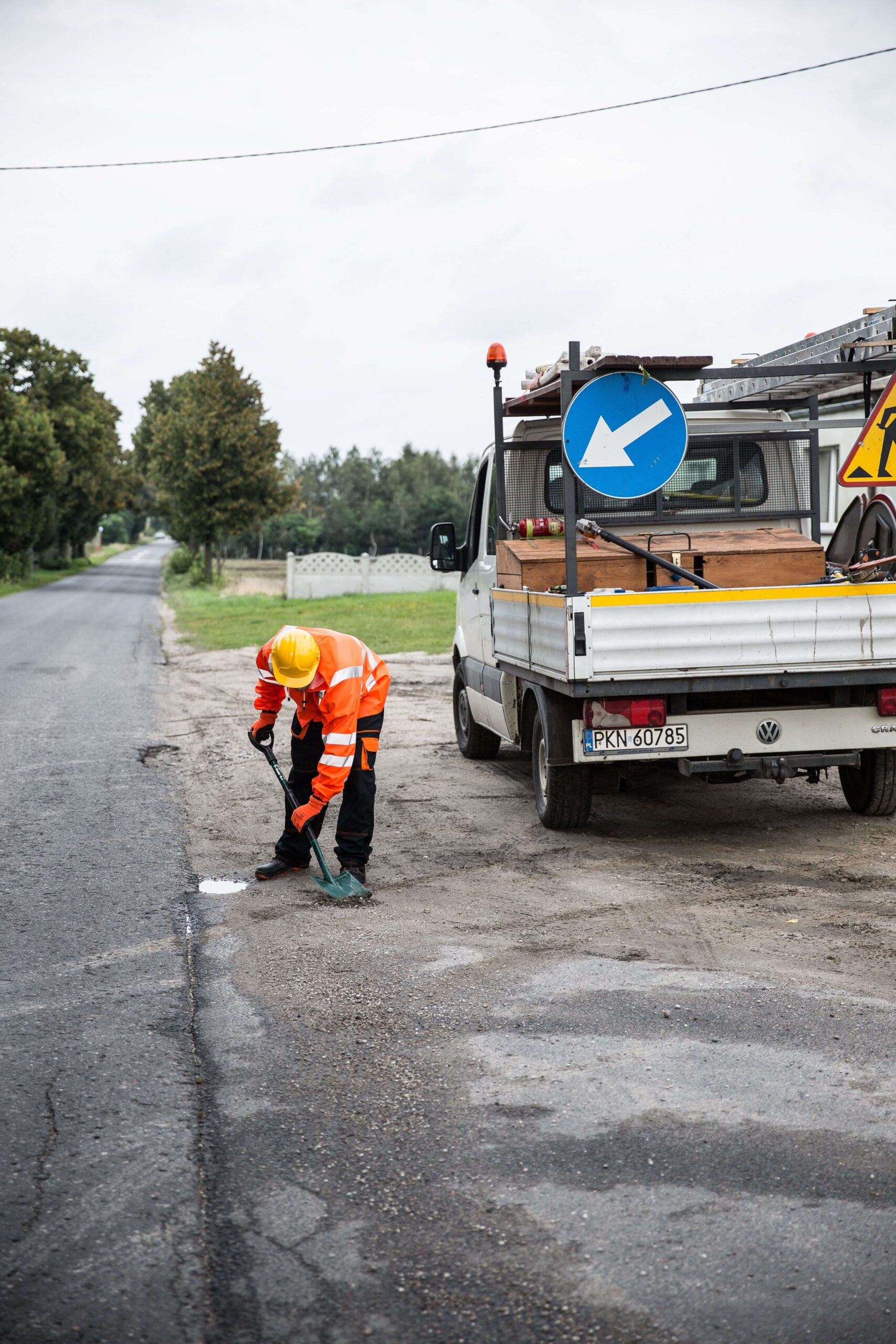 Ground penetrating radar system for road and pavement investigation